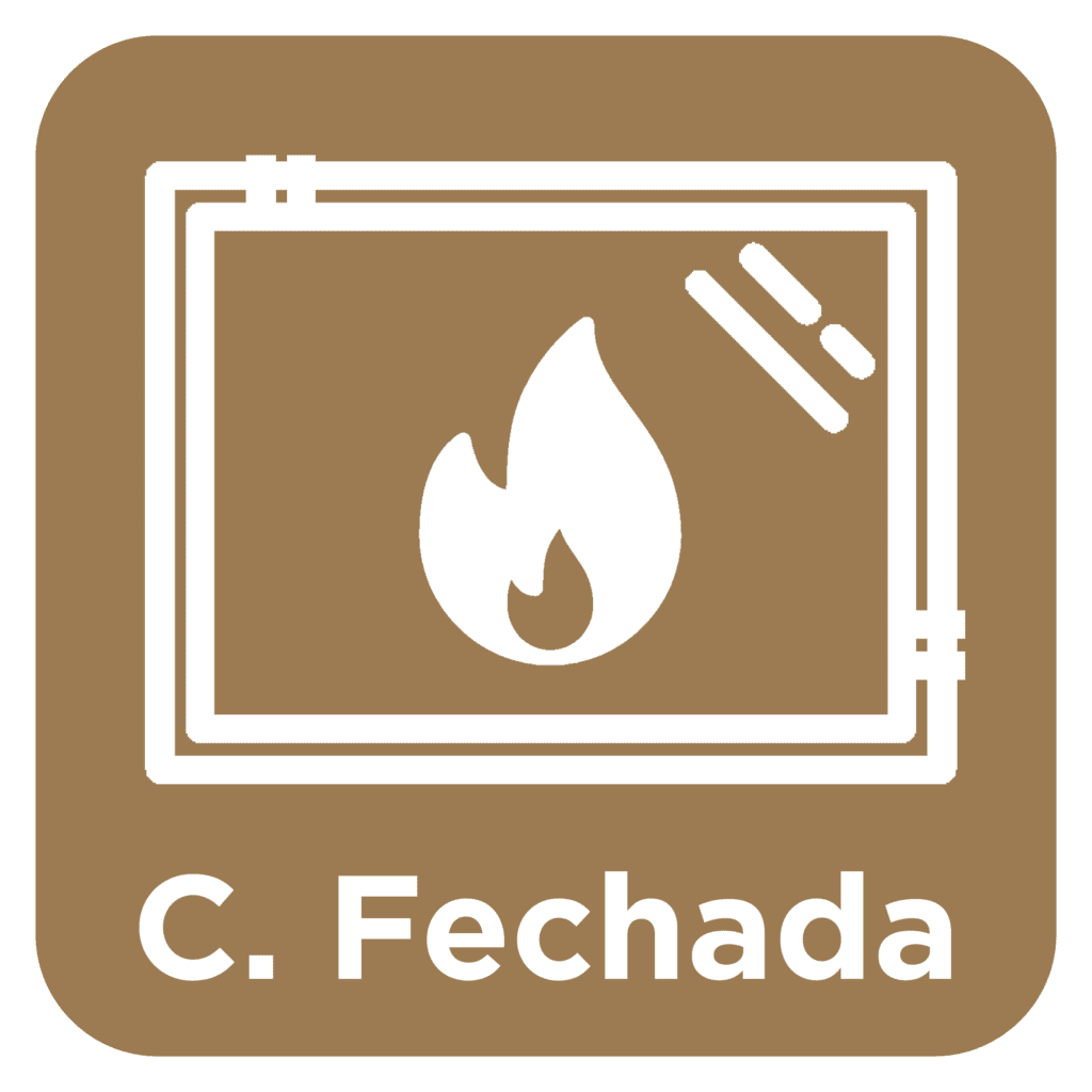 O equipamento funciona por combustão fechada, ou seja, existe um ou mais vidros que isolam a combustão do meio ambiente em redor.